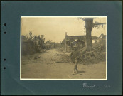 Flaucourt (Somme). Soldat français dans les rues du village en ruines