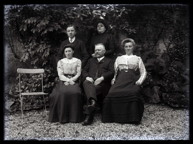 Scène de la vie quotidienne d'une famille bourgeoise. Deux hommes et trois femmes dans un jardin