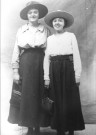 Pont-Noyelles. Portrait de deux jeunes filles : Rose Manot et M. Marquant