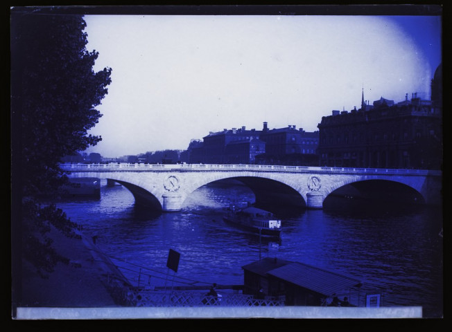 Paris - pont au Change, à droite Palais de justice et Sainte-Chapelle - juillet 96