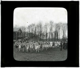 Amiens 1912. Cross country militaire, arrivée des coureurs sur le terrain