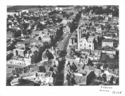 Péronne. Vue aérienne de la ville, la place de l'hôtel de ville, l'église Saint-Jean-Baptiste