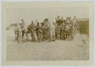 PHOTOGRAPHIE MONTRANT UN GROUPE D'ENFANTS AVEC DES SOLDATS. SEPIA. PASSEE. MARCELLE TINAYRE (1870-1948). ECRIVAIN