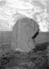Le menhir de Bavelincourt, dit "la pierre levée", côté sud