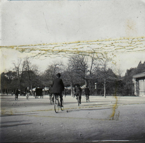 Cyclistes à la porte Maillot