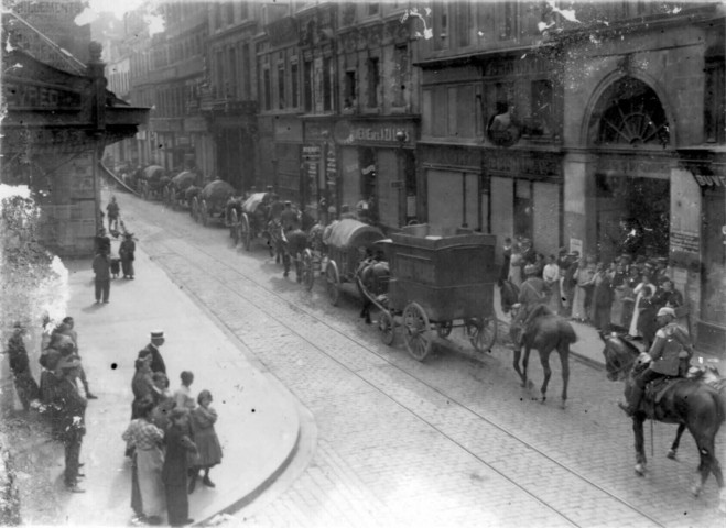 Guerre 1914-1918. L'entrée des convois de l'armée allemande dans Amiens, le 7 septembre 1914