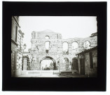 [Les ruines de l'amphithéâtre "Le Palais Gallien". Celui-ci a été construit au IIe siècle peut être à l'occasion de la visite de l'empereur Caracala à Burdigala. Ses dimensions étaient respectables : 111 sur 132 mètres]