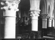 Eglise de Cerisy-Gailly, vue intérieure : les chapiteaux ornés des piles de la nef