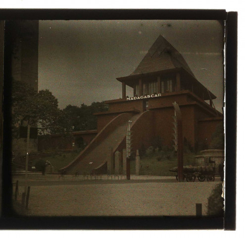 Vincennes. Exposition coloniale internationale : pavillon de Madagascar
