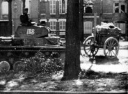 Guerre 1939-1945. Un char et une charrette au timon relevé, boulevard Beauvillé, 20 mai 1940