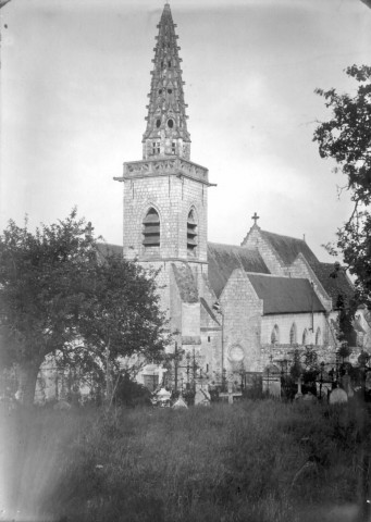 Eglise de Fontaine-sur-Somme, vue extérieure : le clocher et le cimetière