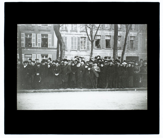 Revue du 16 janvier 1902 - la foule place Longueville