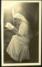 Portrait d'une infirmière de la Société de Secours aux Blessés Militaires (équipe de Madame Panas), lisant un livre