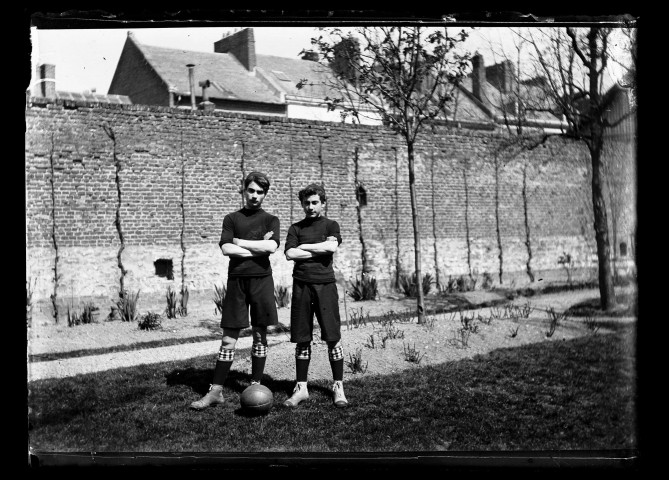 Amiens. Deux jeunes garçon en tenue de football dans un jardin