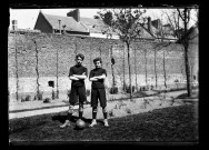 Amiens. Deux jeunes garçon en tenue de football dans un jardin