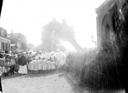 Un groupe d'enfants rassemblé devant l'église avant une cérémonie de communion