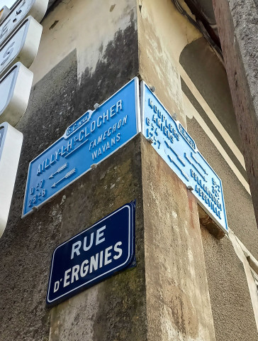Ailly-le-Haut-Clocher. Ancienne plaque directionnelle dite plaque de cocher R.N. n° 35 vers Moufflers (5,2 km), Amiens (32 km), Bellancourt (6,4 km) et Abbeville (12,7 km)