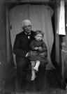 Portrait d'un grand-père tenant une fillette