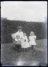 Martinsart (Somme). Une femme et des enfantsdans un jardin