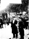 Fête des archers à Amiens. Le défilé de la Compagnie Fondamentale des Chevaliers et Archers d'Amiens (1803-1903) arborant sa bannière