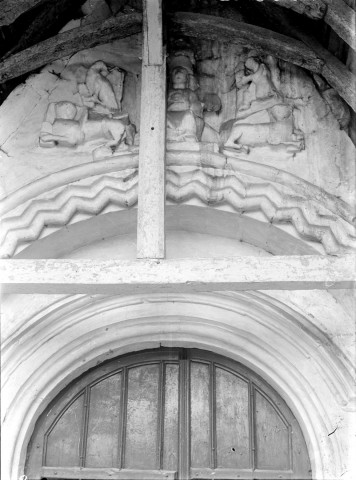 Eglise, statues au dessus du portail