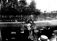Scène de fête nautique. Un concours de natation sur la Somme