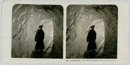 NEUE PHOTOGRAPHISCHE GESELLSCHAT, AG ; STEFLITZ, BERLIN, 1906". LEGENDEE : "GRINDELWALD. DIE GLETSCHERGROTTE IM OBEREN GLETSCHER