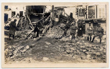 Une rue de Roye dévastée par les bombardements