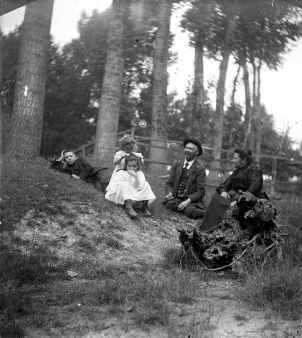 Portrait d'une famille en lisière d'un bois