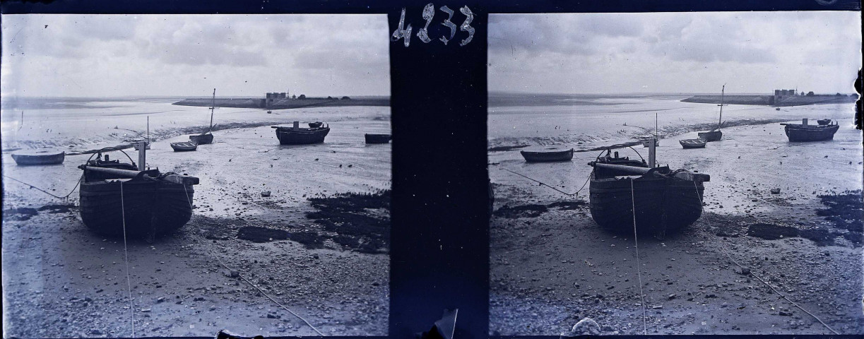 Le Crotoy (Somme). Bateaux de pêche échoués à marée basse