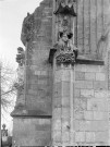 Eglise, statue sur pilier d'un évêque