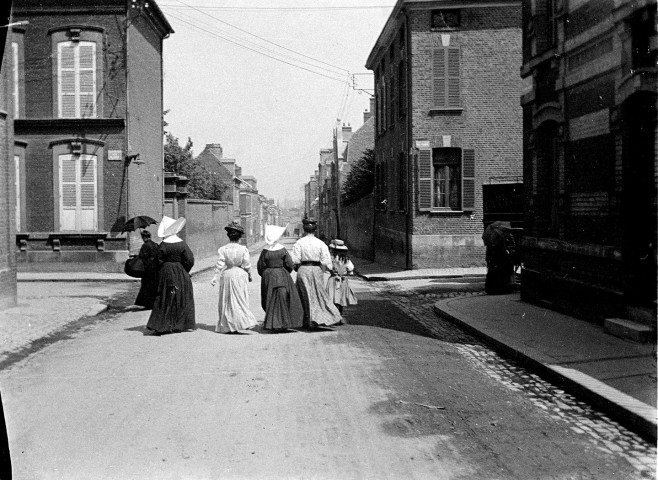 Un groupe de femmes marchant dans une rue