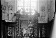 Eglise, vue intérieure : détail du choeur et de l'autel