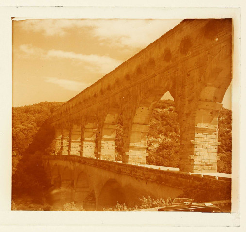 Nîmes. Le pont du Gard