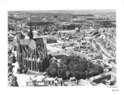 Amiens. Vue aérienne de la ville dans l'axe est-ouest : la cathédrale, le quartier Saint-Leu, la Somme
