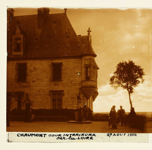 Chaumont (Loir-et-Cher). Cour intérieure du château sur la Loire