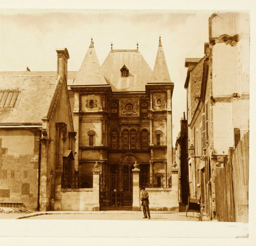 Orléans. Maison Cabut, dite de Diane de Poitiers, 1540 (M.H.)