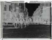 [Passage de militaires à cheval dans les rues d'Amiens, près de la place Saint-Denis (actuelle place René Gobelet). De nombreux commerces : boucherie, "Au Bon Coin", etc]