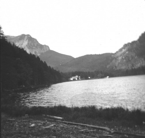 Vue sur un lac en montagne avec une maison