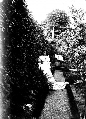 Portrait de femme dans un jardin privé