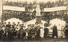 La Motte en Santerre. Portrait des habitants devant le monument aux morts de la guerre 1914 1918, lors de son inauguration