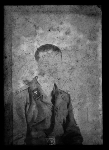 Portrait d'un militaire de rang de la 9e Panzerdivision SS Hohenstaufen, une des trente-huit divisions de Waffen-SS. Probablement un Sturmmann (soldat d'assaut), volontaire étranger hollandais portant l'insigne de la rune du loup sur le bras
