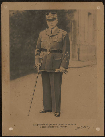 Portrait en pied de Philippe Pétain en juin 1940