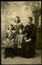 Portrait de Jeanne Pillon (née Deudon) et de ses trois filles, Fernande, Fabienne et Firmine. Au verso, correspondance adréssée à Julien Deudon