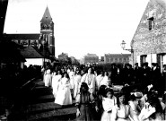 Une procession devant l'église nouvelle