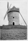 Le moulin à vent Arrachart à Pierregot, construit en grès