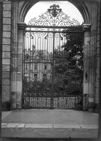 Hôtel d'Emonville à Abbeville, vue extérieure : les grilles du parc et la façade sur jardin