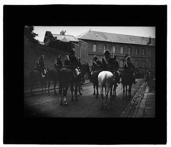 Gendarmes rue Evrard de Fouilloy - Cavalcade de juin 1901