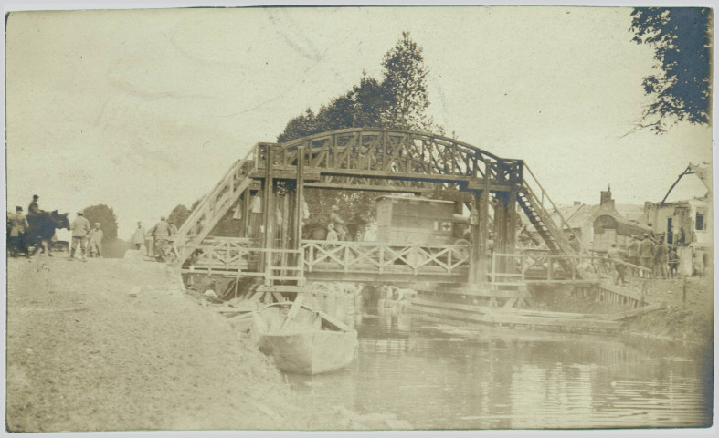 PONT SUR LE CANAL DE LA SOMME. SYSTEME ---. NOVEMBRE 1916. LA PARTIE MOBILE EST LEVEE PAR QUATRE POULIES DIFFERENTIELLES