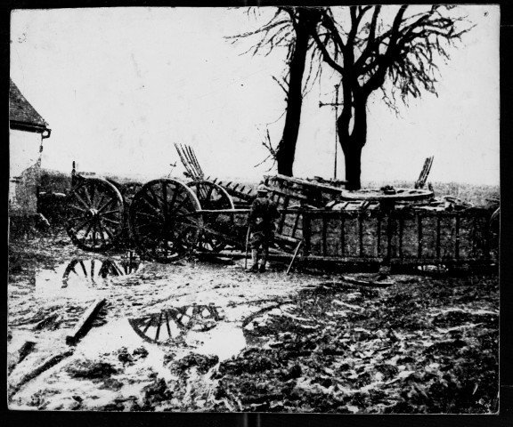 Merville-au-Bois en avril 1918 : un soldat français gardant une barricade de fortune dans la gadoue à l'entrée du village